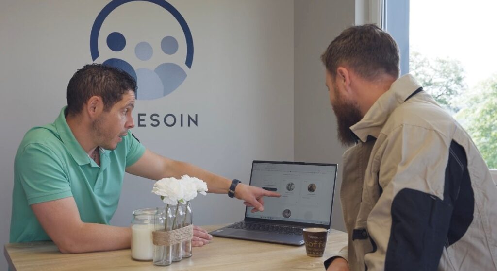 Arnaud (co-gérant d'AS Besoin) en rendez-vous avec un prestataire professionnel