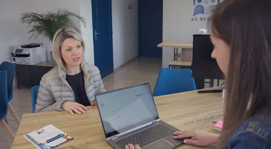 Sarah (co-gérante) et une cliente en agence à Andrézieux