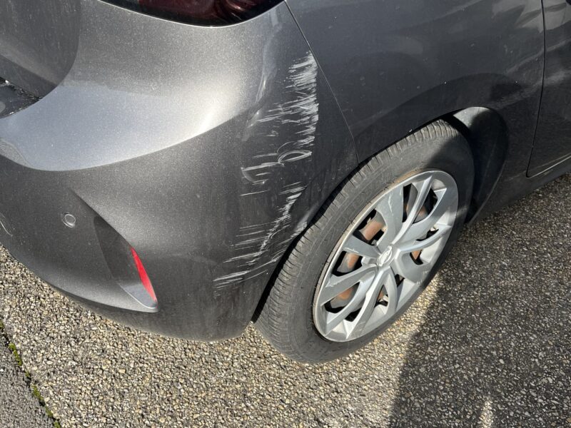 Travaux de carrosserie à domicile : rayures, petits chocs et peinture