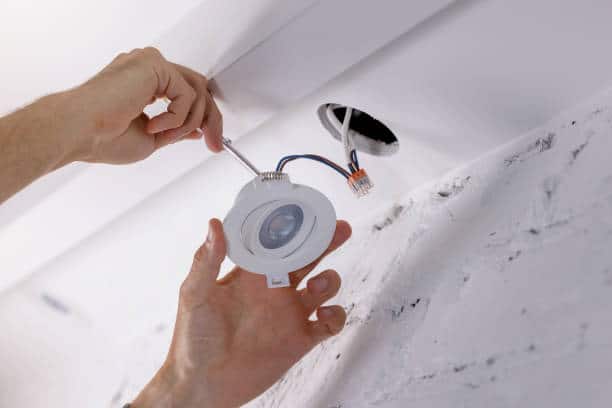 Installation de luminaires et éclairages LED