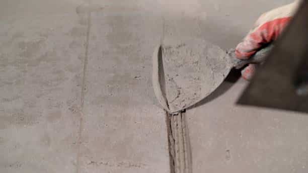 le rebouchage des fissures et trous dans les murs ou plafonds