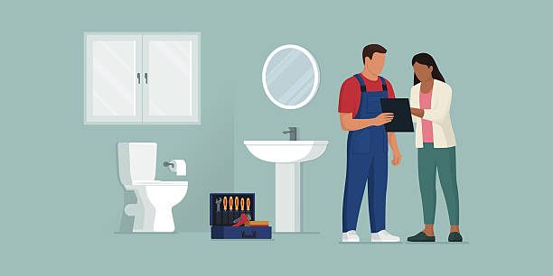 Professionnel présentant un projet de rénovation de salle de bain à une cliente