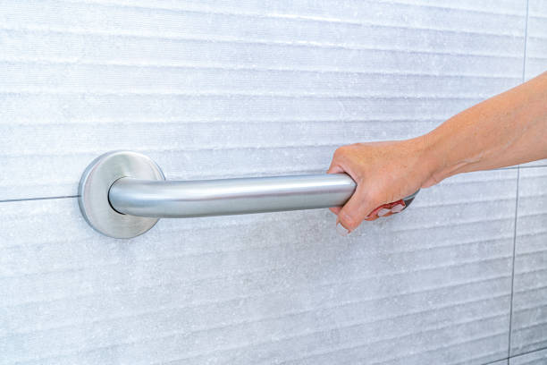 Barre d'appui installée dans une salle de bain adaptée aux seniors