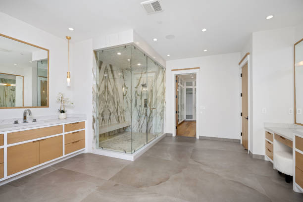 Salle de bain moderne avec carrelage grand format
