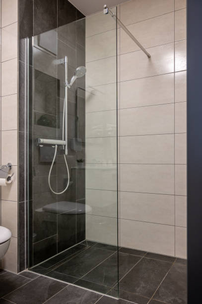Douche à l’italienne moderne avec paroi vitrée transparente