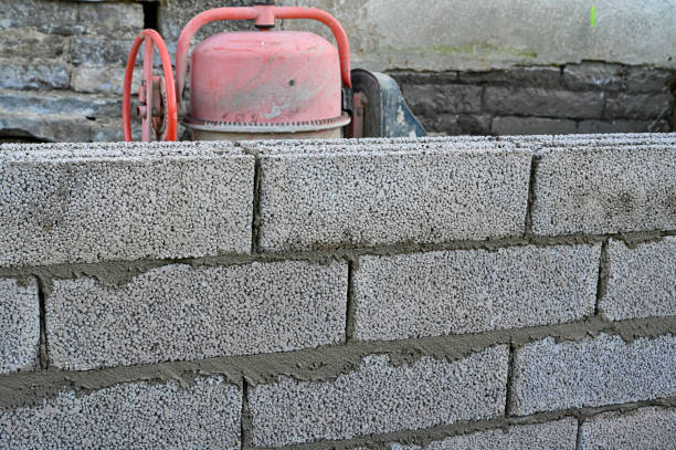 Construction d'une extension de maison avec murs en parpaing pour augmenter la surface habitable