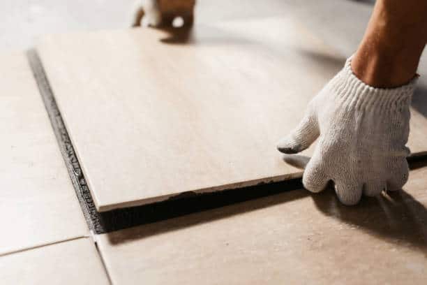 pose de revêtements de sol comme parquet, carrelage ou sols stratifiés