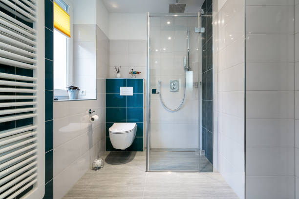 Transformation d'une baignoire en douche dans une salle de bain rénovée