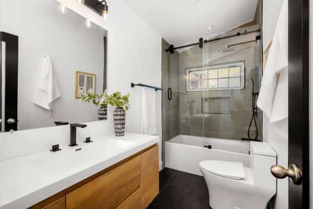 rénovation complète de salle de bain avec remplacement des sanitaires