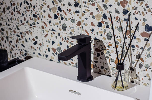 Robinetterie noire mate dans une salle de bain moderne
