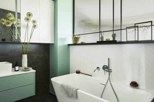 Salle de bain moderne décorée en vert sauge