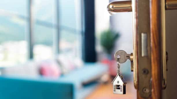 Clé dans la serrure lors du retour à la maison après les vacances
